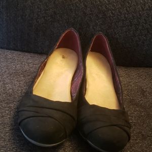Report black flats